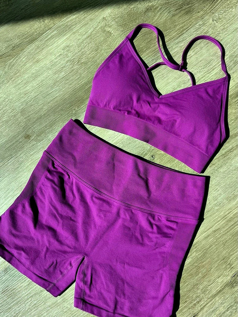 Fabletics Seamless V-Neck Low Impact Bra & Seamless Scrunch Short 4" Bra &